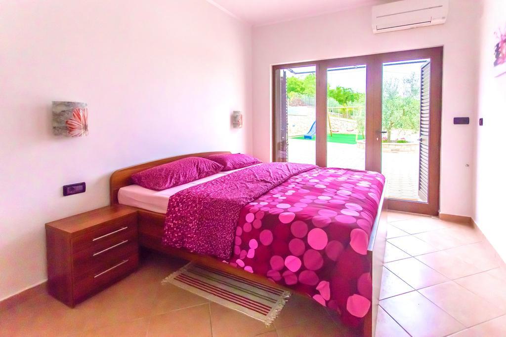 Villa Lara Karojba Camera foto